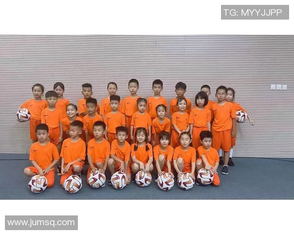 足球明星温馨瞬间抱小孩的幸福画面展现亲子情深与运动员的柔情一面 足球明星温馨瞬间抱小孩的幸福画面展现亲子情深与运动员的柔情一面