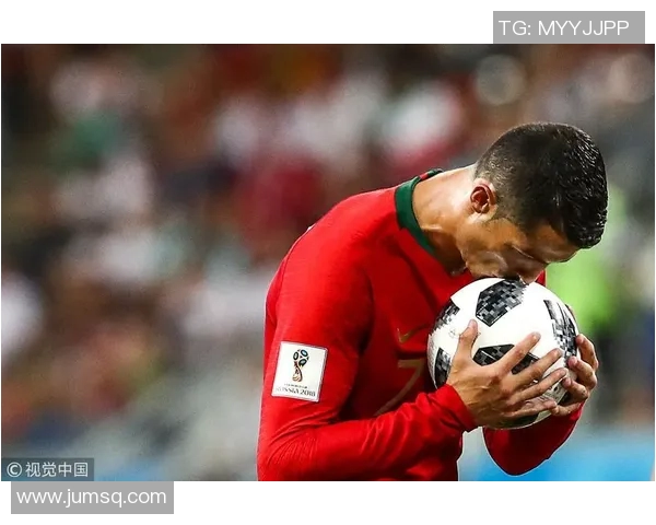 足球明星亲吻粉丝甜蜜瞬间视频曝光引发热议与感动 足球明星亲吻粉丝甜蜜瞬间视频曝光引发热议与感动