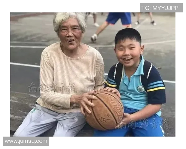 篮球明星化身白发老人挑战年轻球员引发热议与感动