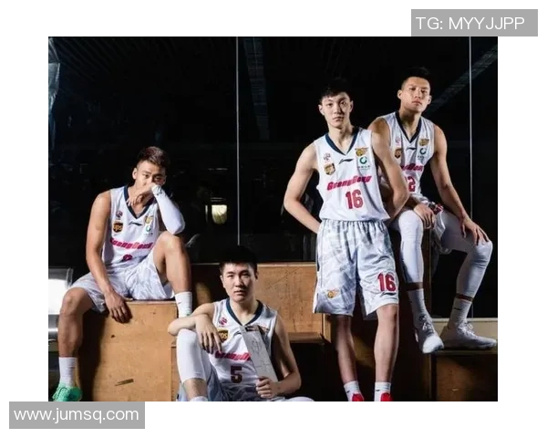 篮球明星与各路明星同框合影瞬间展现魅力与友谊的精彩时刻